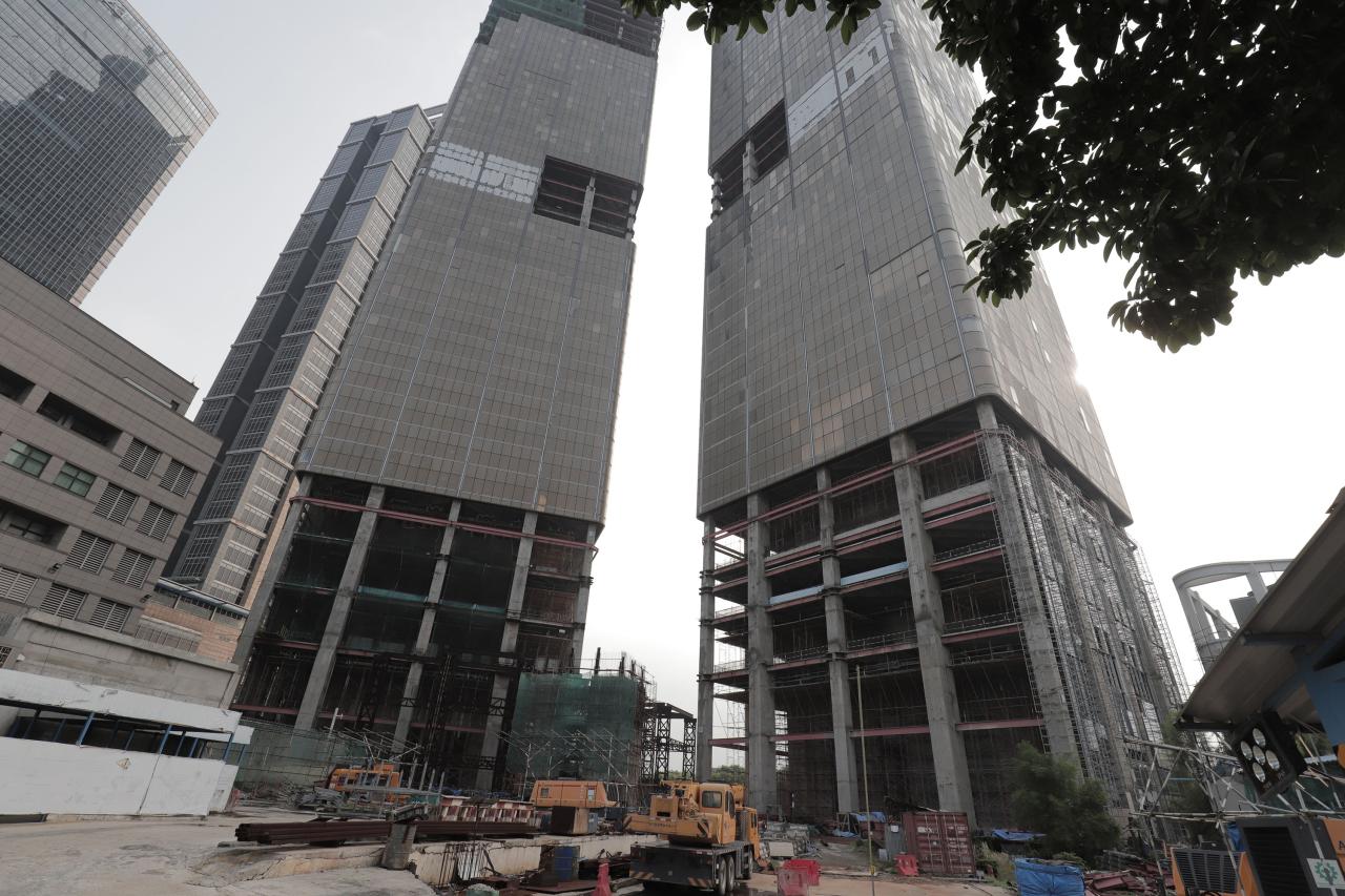 Pecah Kongsi, Gedung...