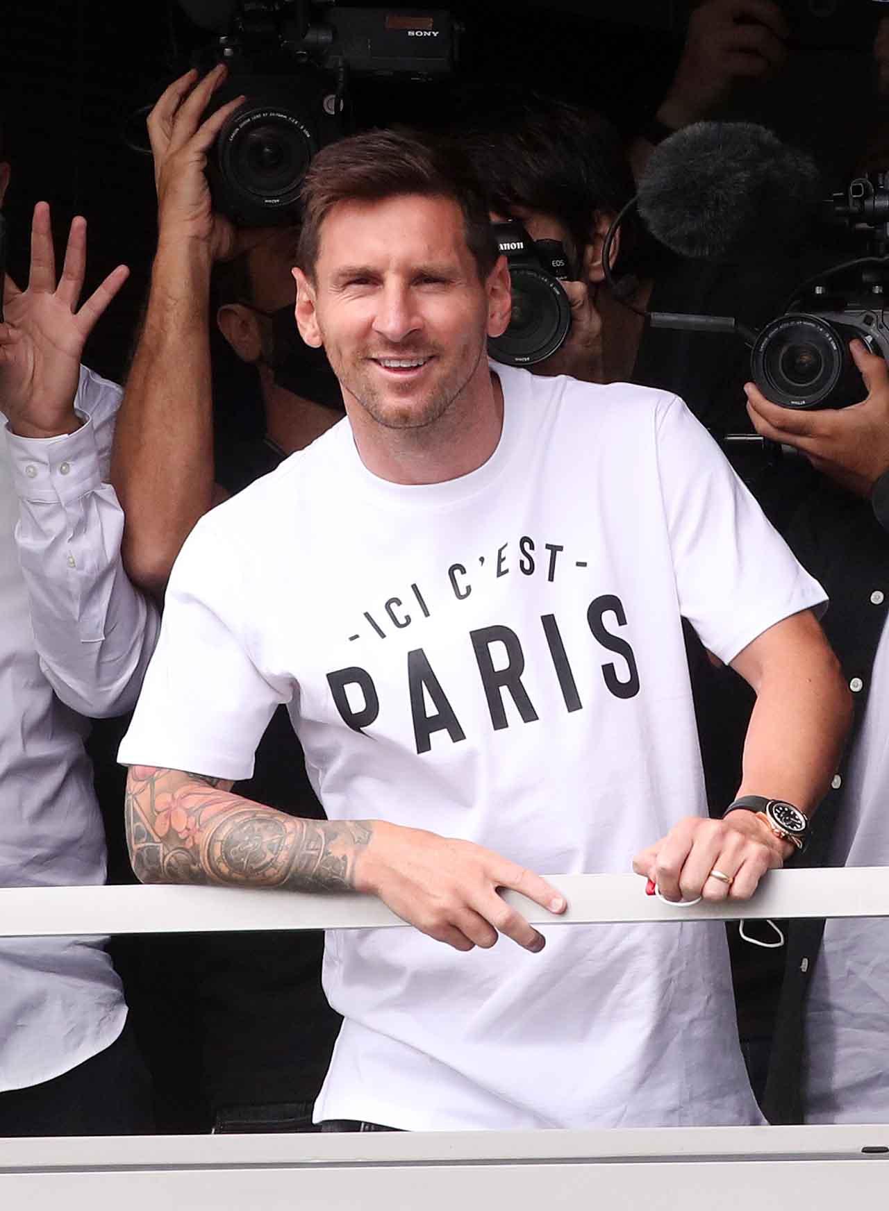 Tiba di Paris, Lionel...