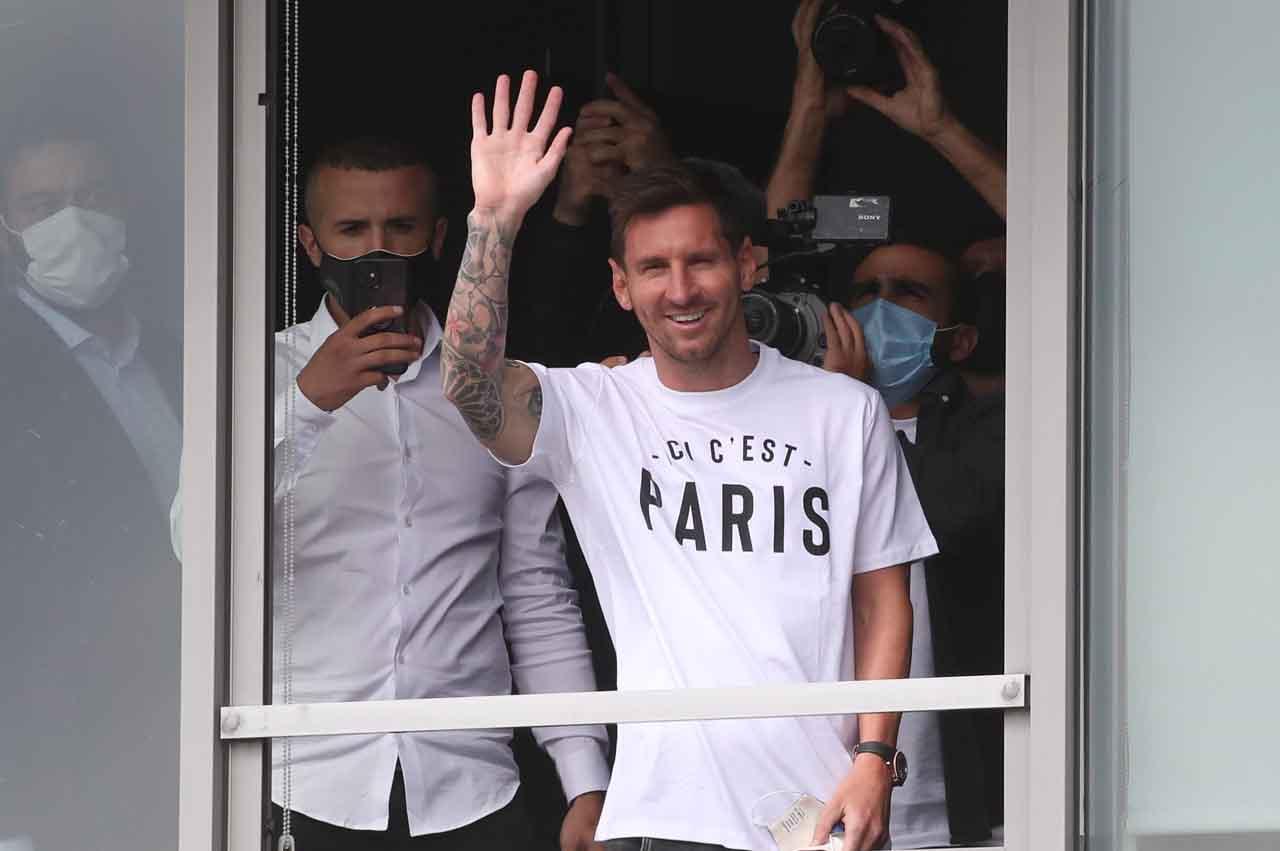 Tiba di Paris, Lionel...