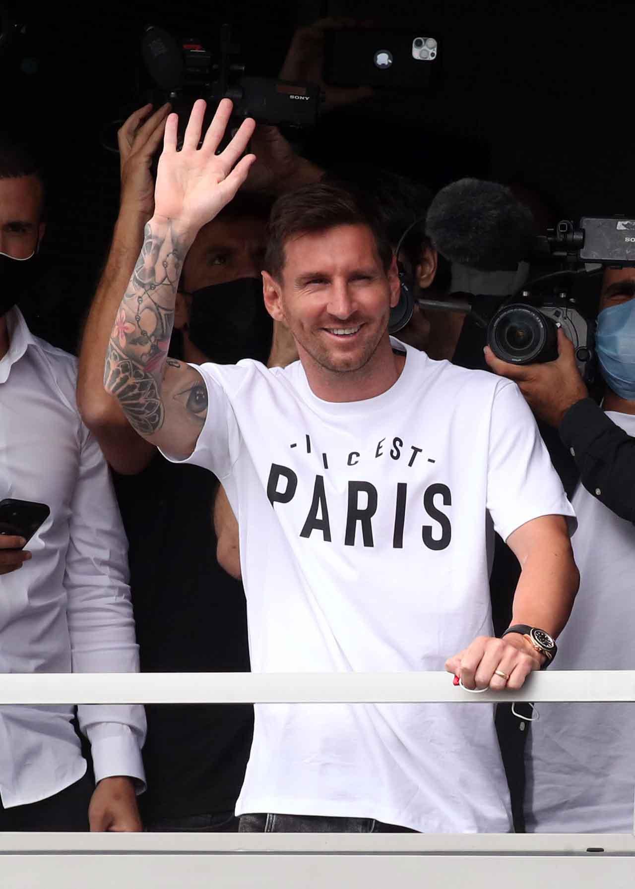 Tiba di Paris, Lionel...