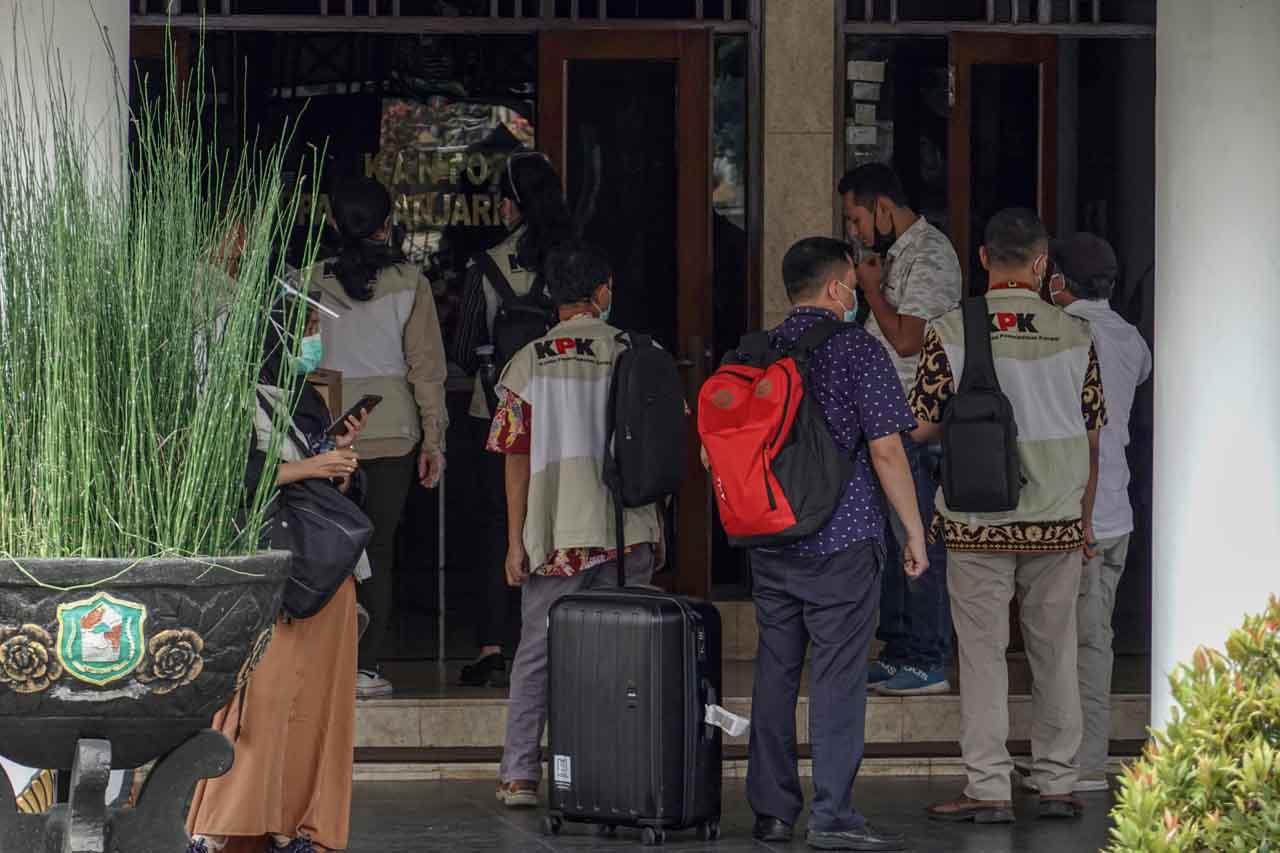 KPK Geledah Rumah Dinas...