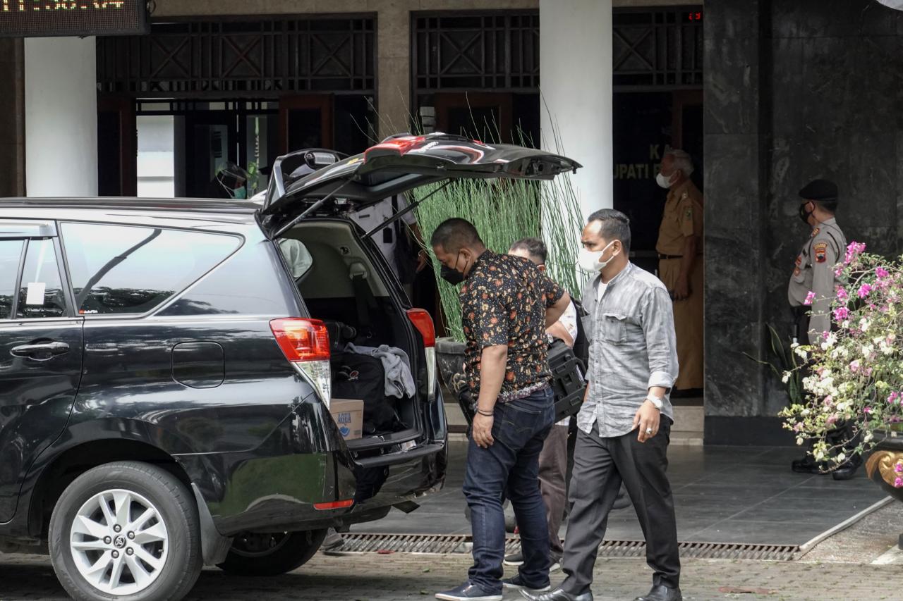 KPK Geledah Rumah Dinas...