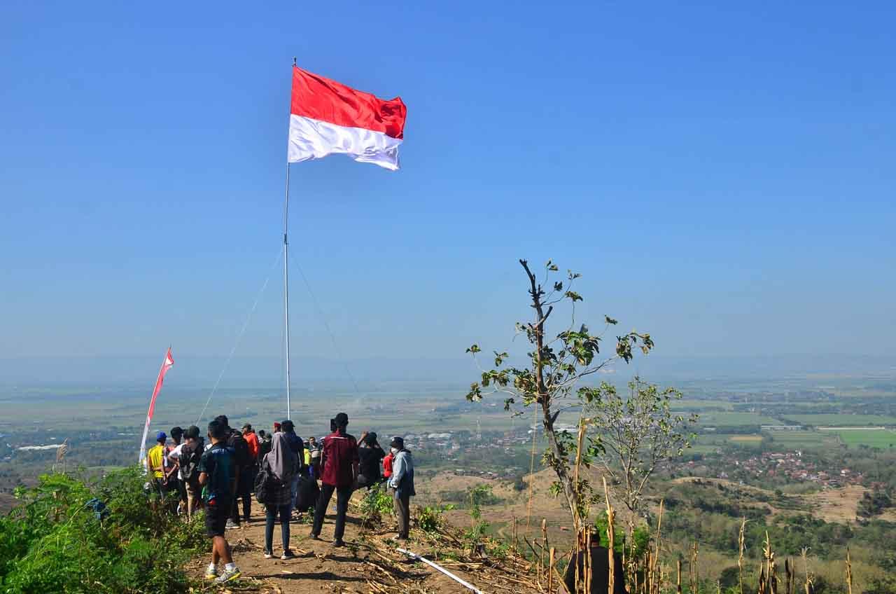 Pengibaran Bendera Merah...