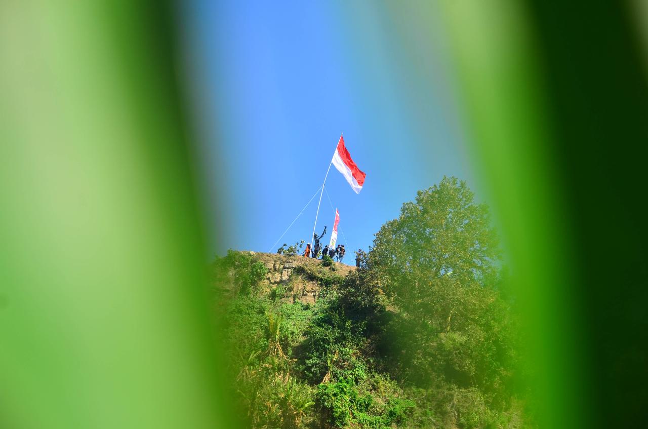 Pengibaran Bendera Merah...