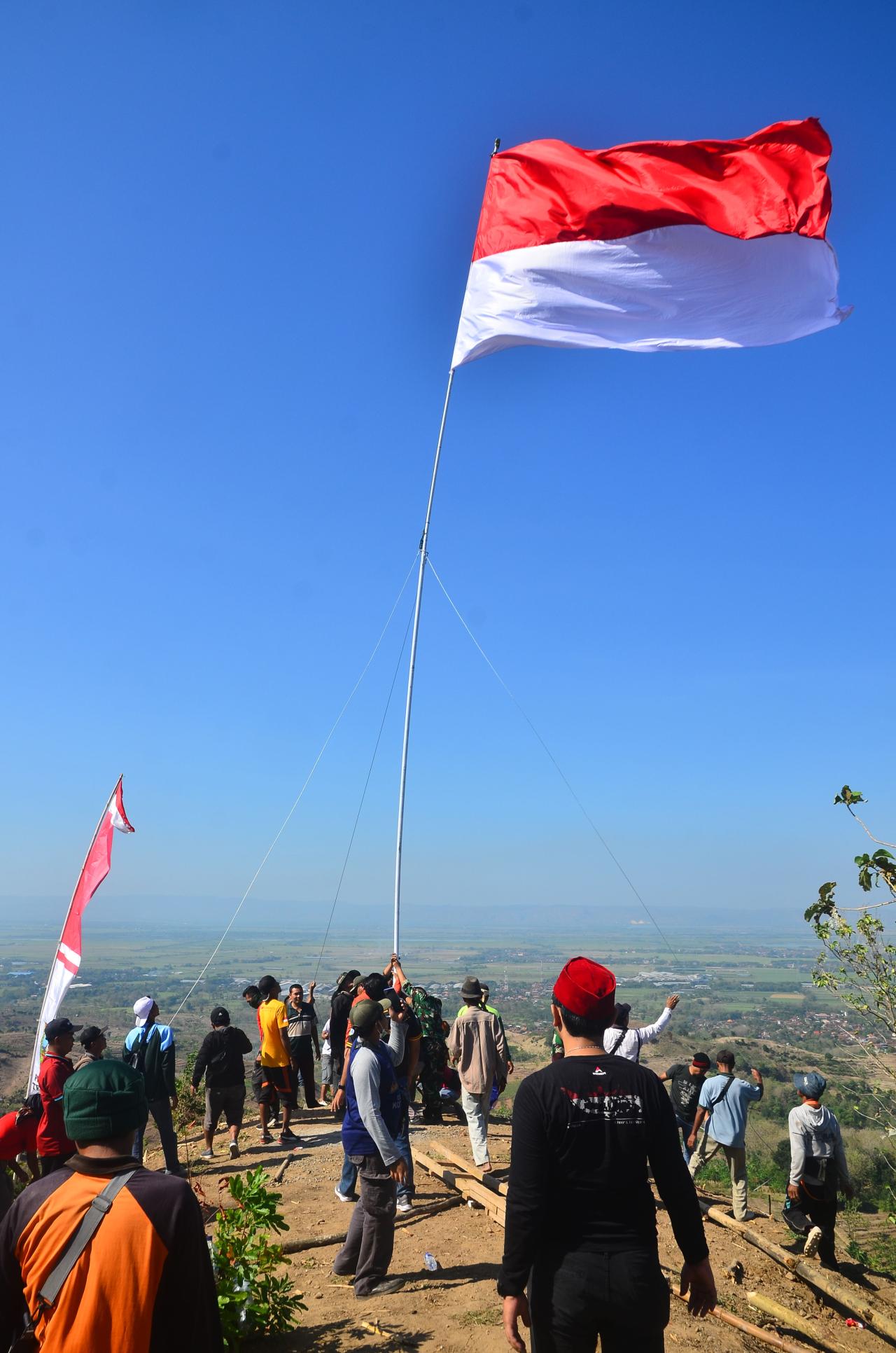 Pengibaran Bendera Merah...