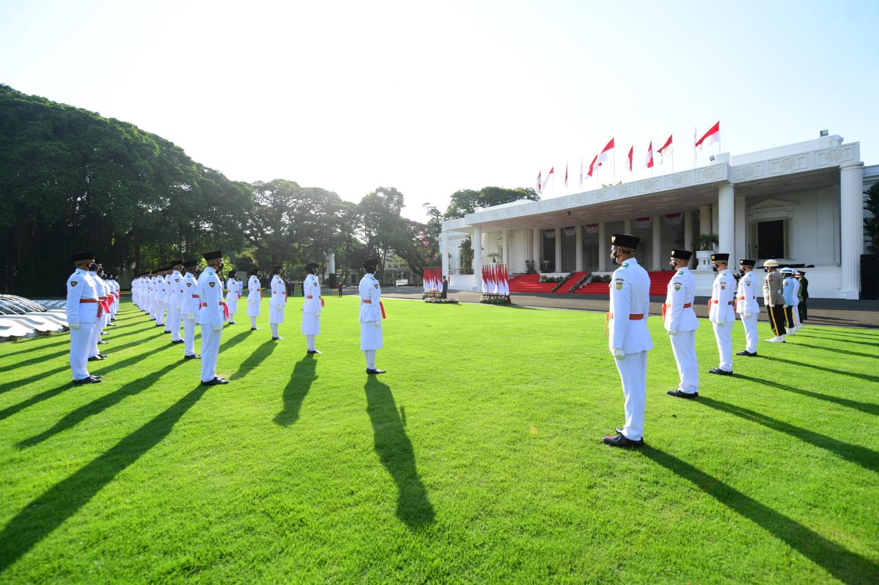 Jokowi Pimpin Upacara...
