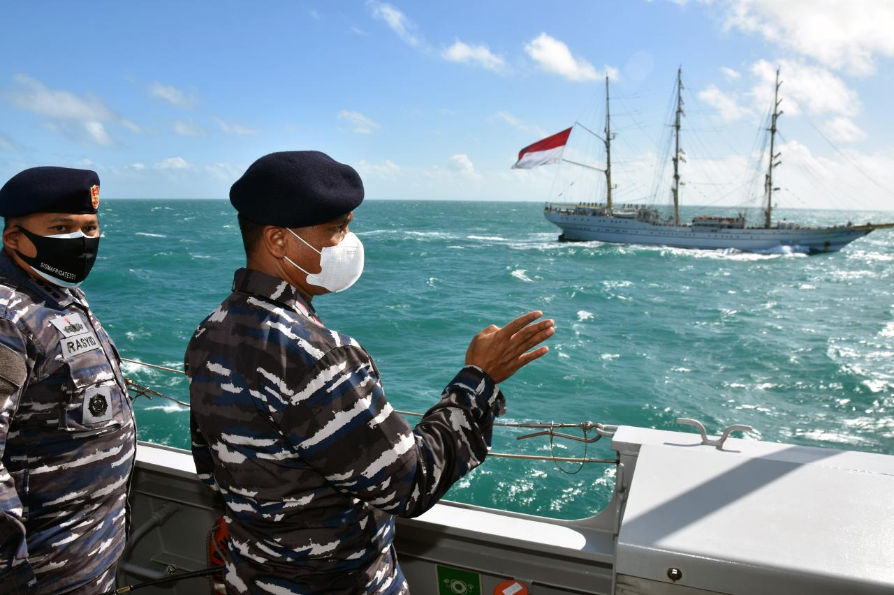 KRI RE Martadinata Berlatih...