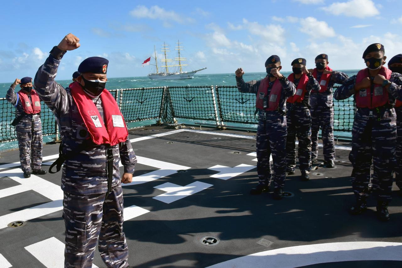 KRI RE Martadinata Berlatih...