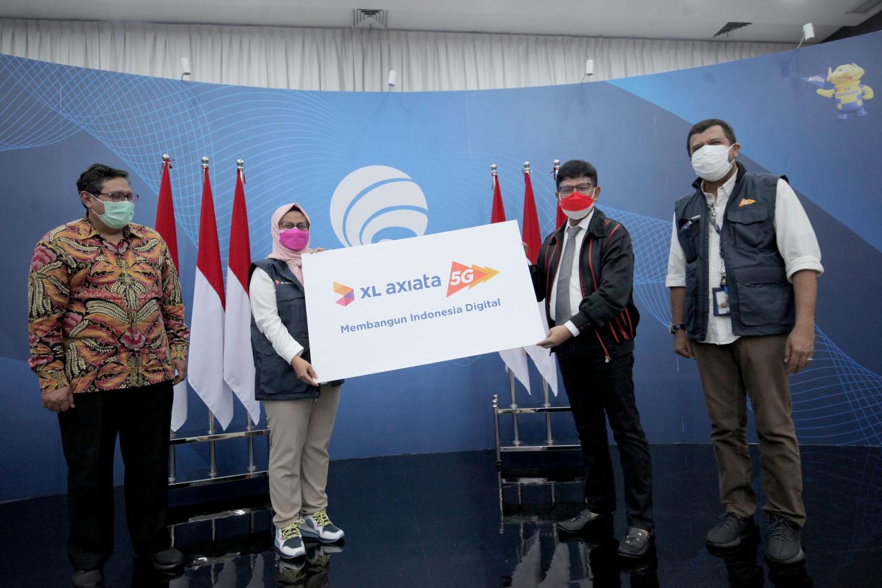 Menkominfo Serahkan...