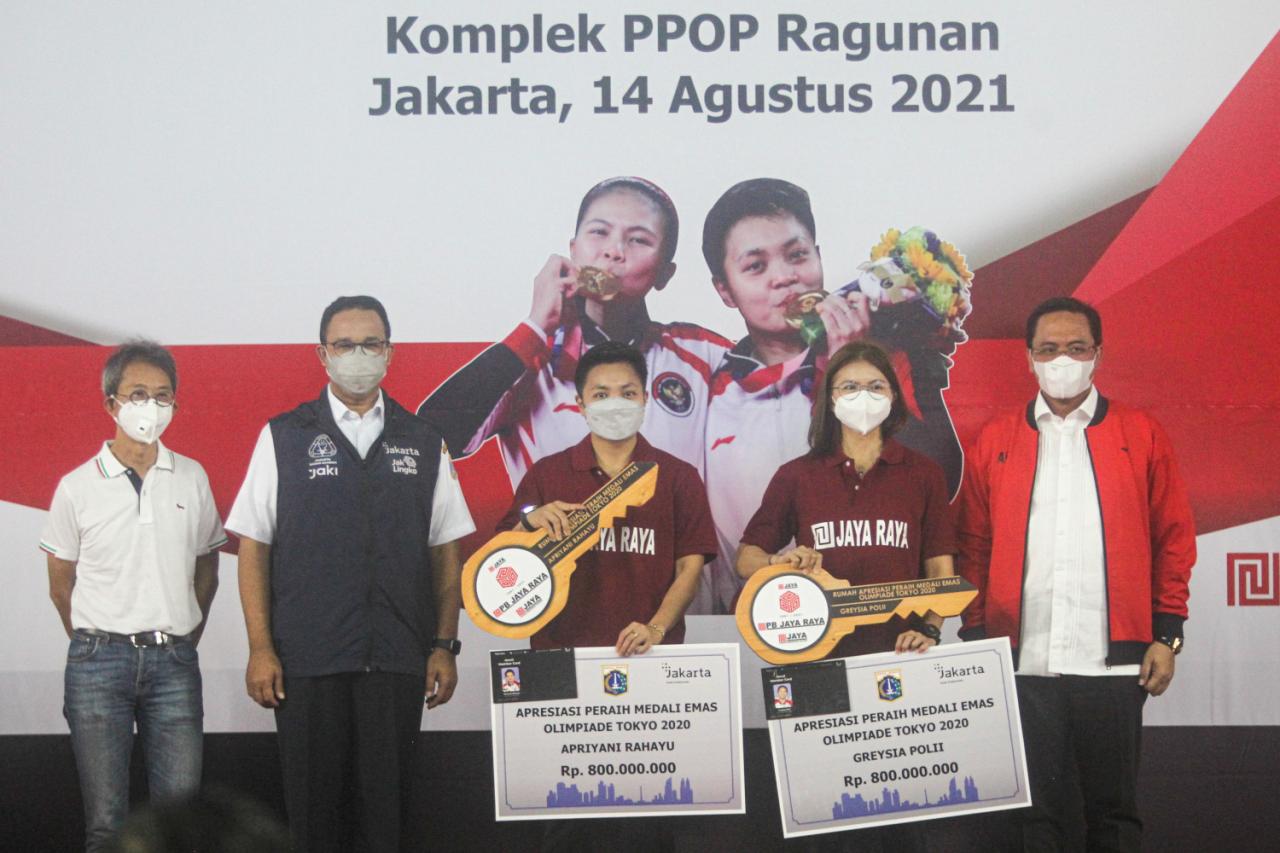 Anies Serahkan Hadiah...