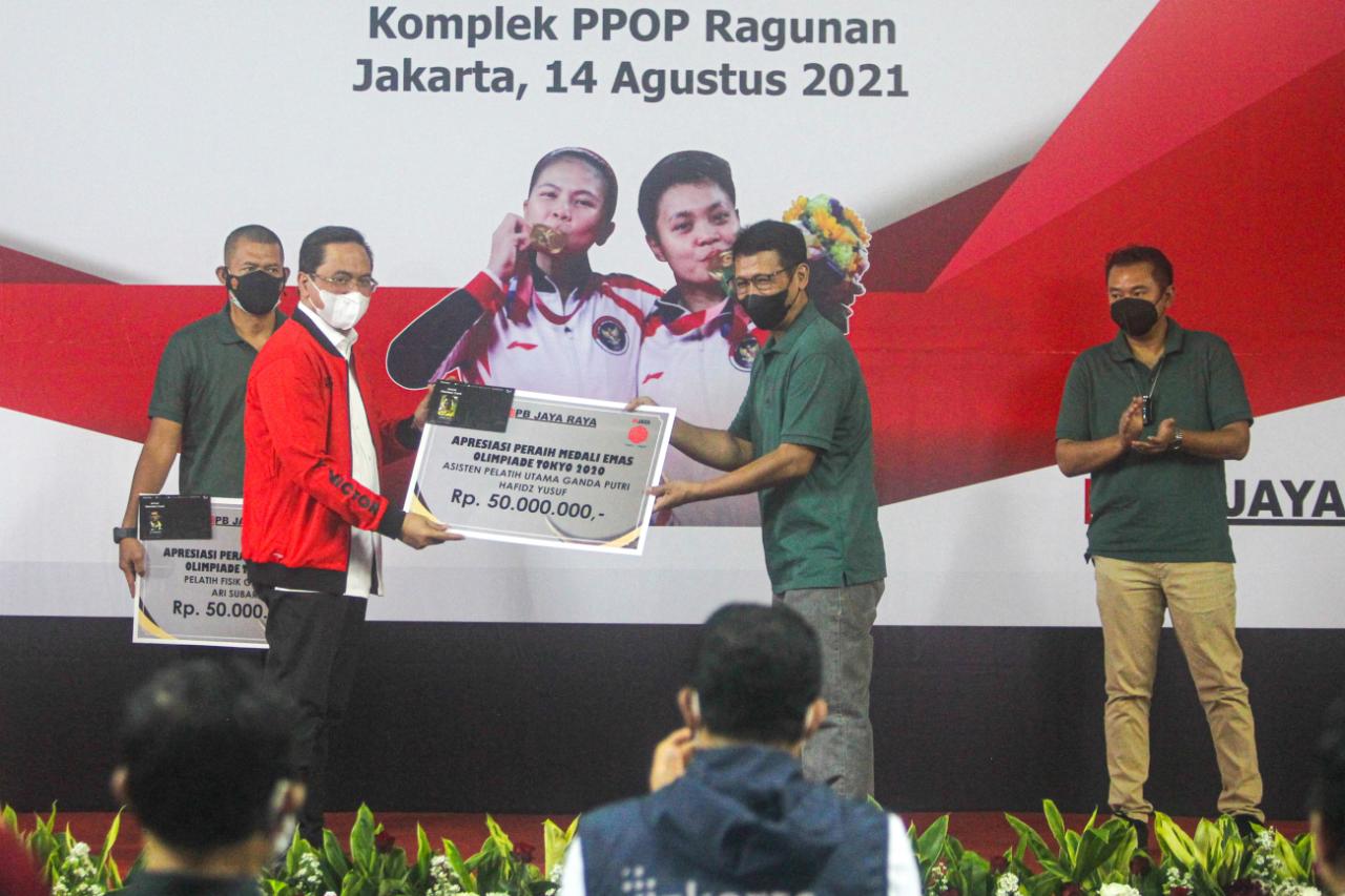 Anies Serahkan Hadiah...