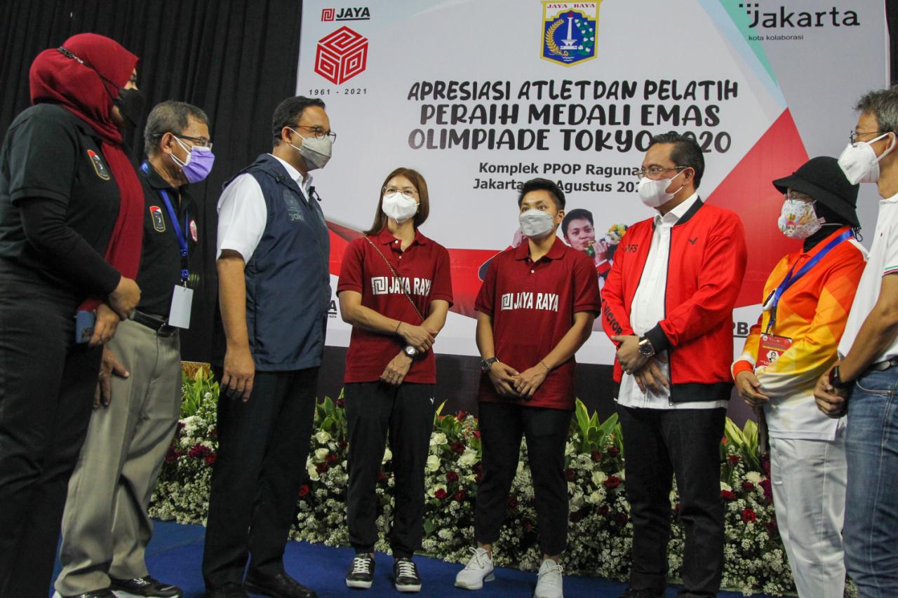 Anies Serahkan Hadiah...