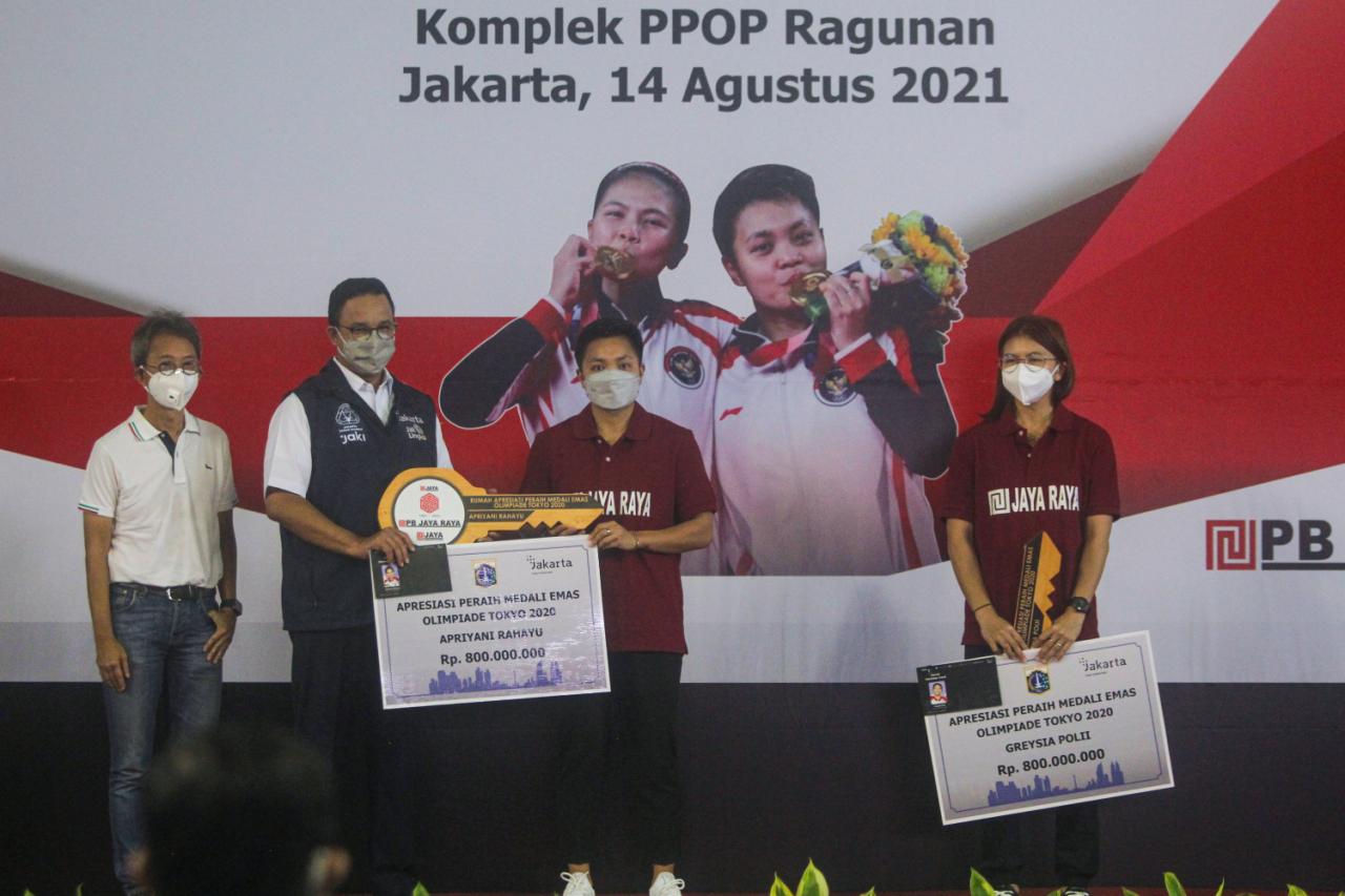 Anies Serahkan Hadiah...