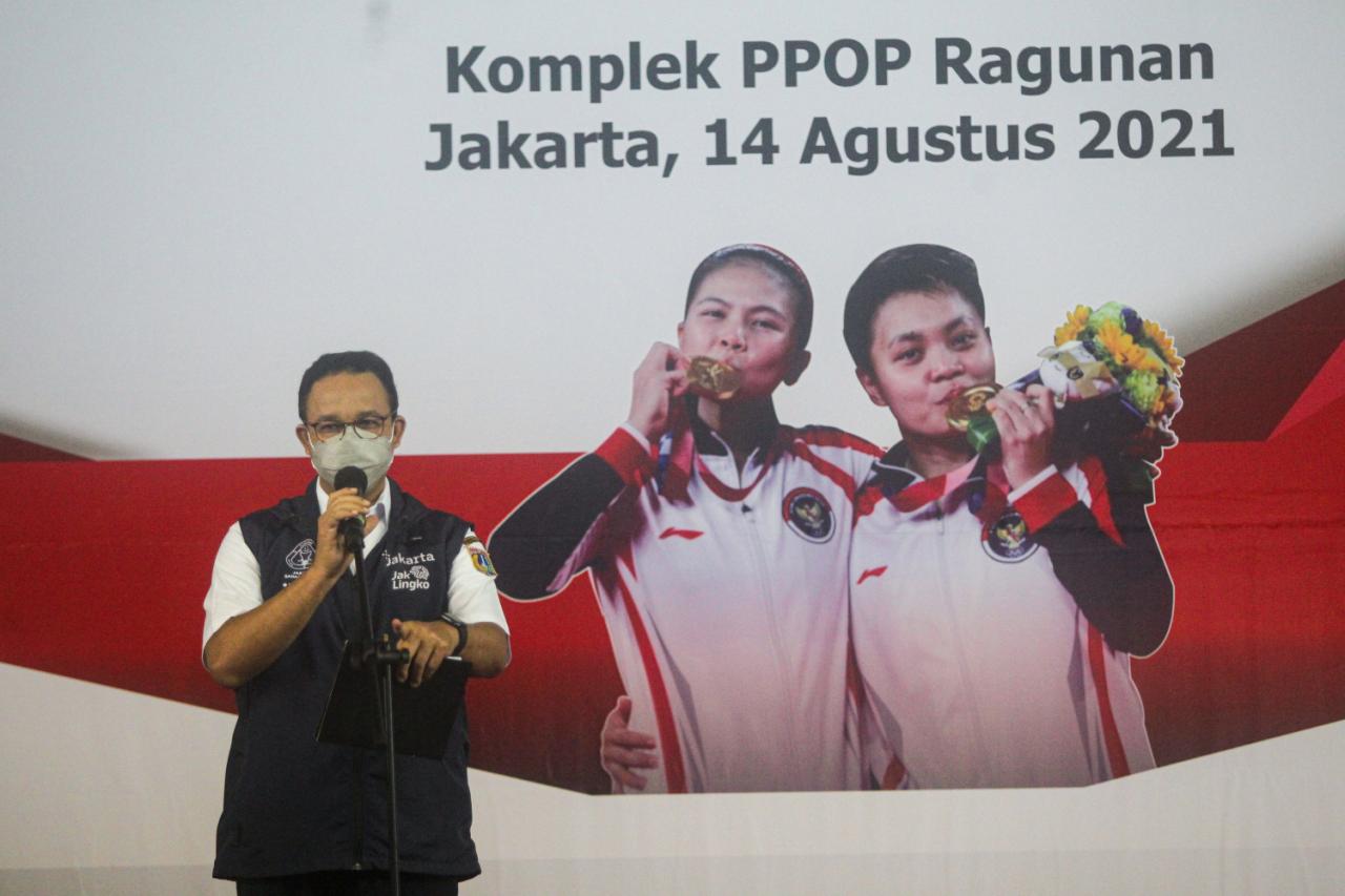 Anies Serahkan Hadiah...