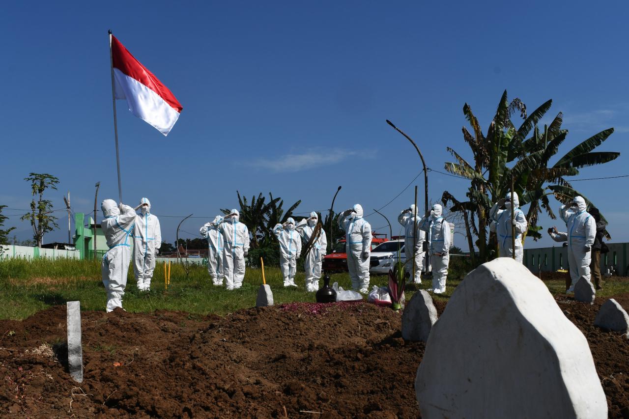 Kenakan Hazmat Lengkap,...