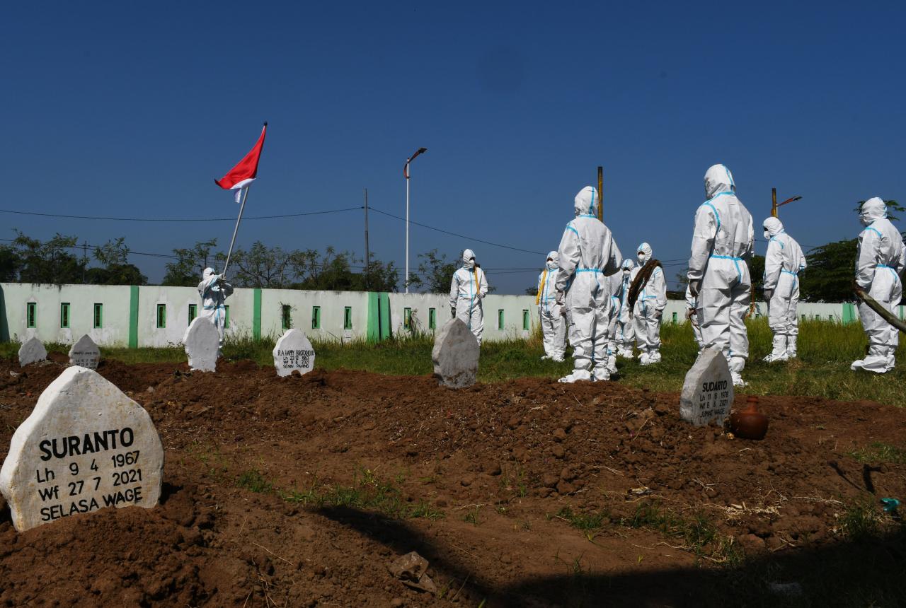Kenakan Hazmat Lengkap,...