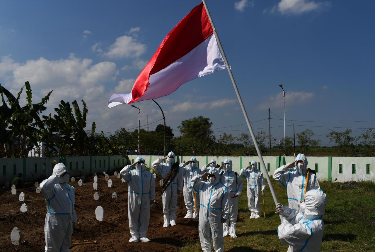 Kenakan Hazmat Lengkap,...