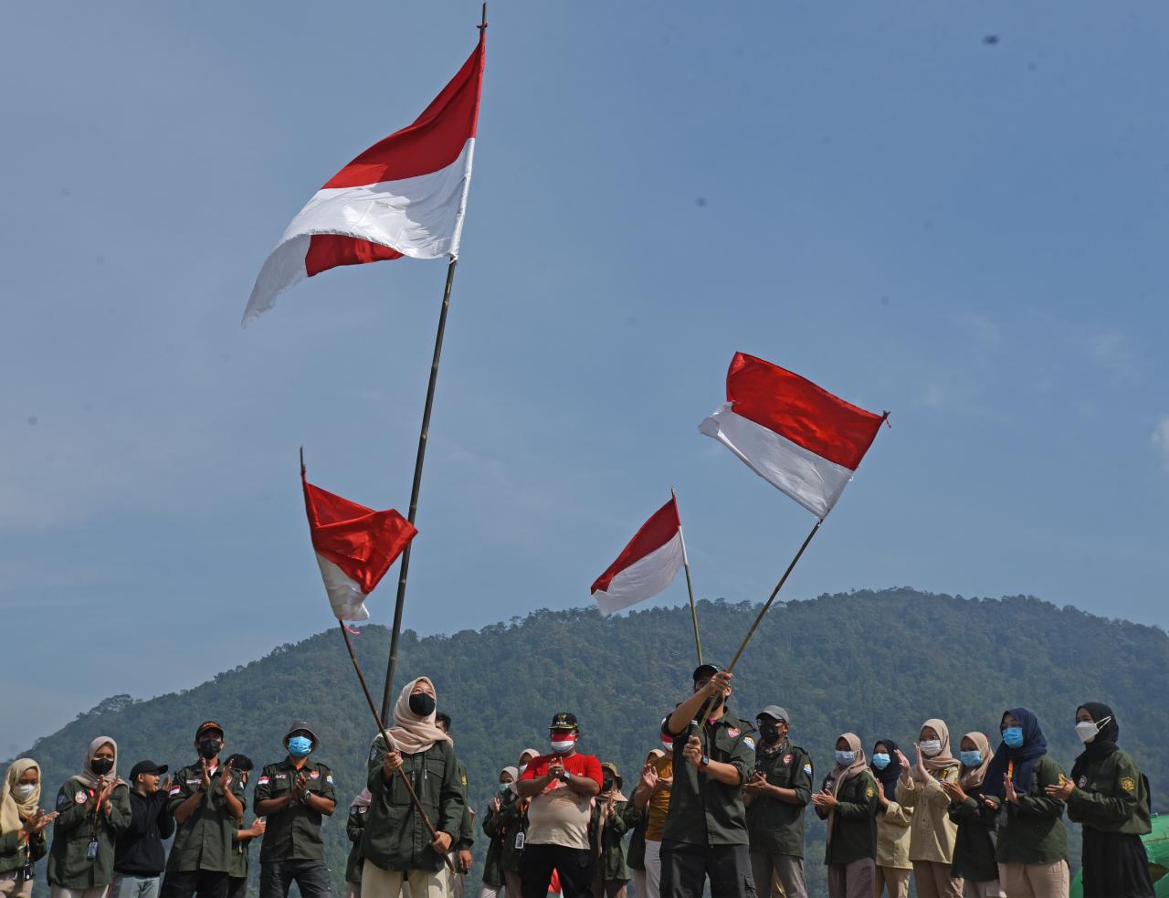 Pengibaran Bendera Merah...