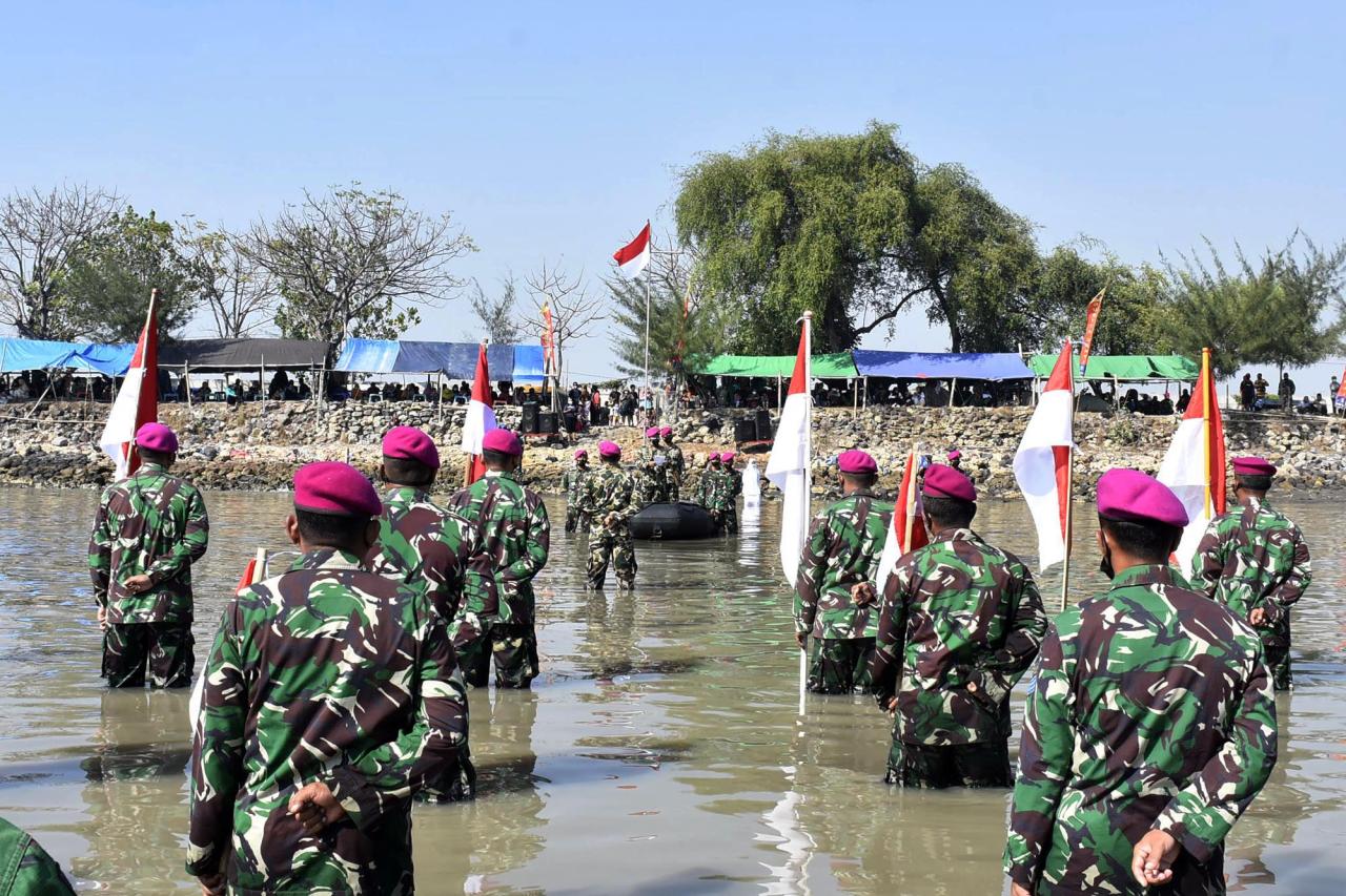 Berendam di Laut, Marinir...