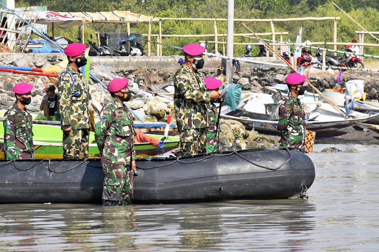 Berendam di Laut, Marinir...