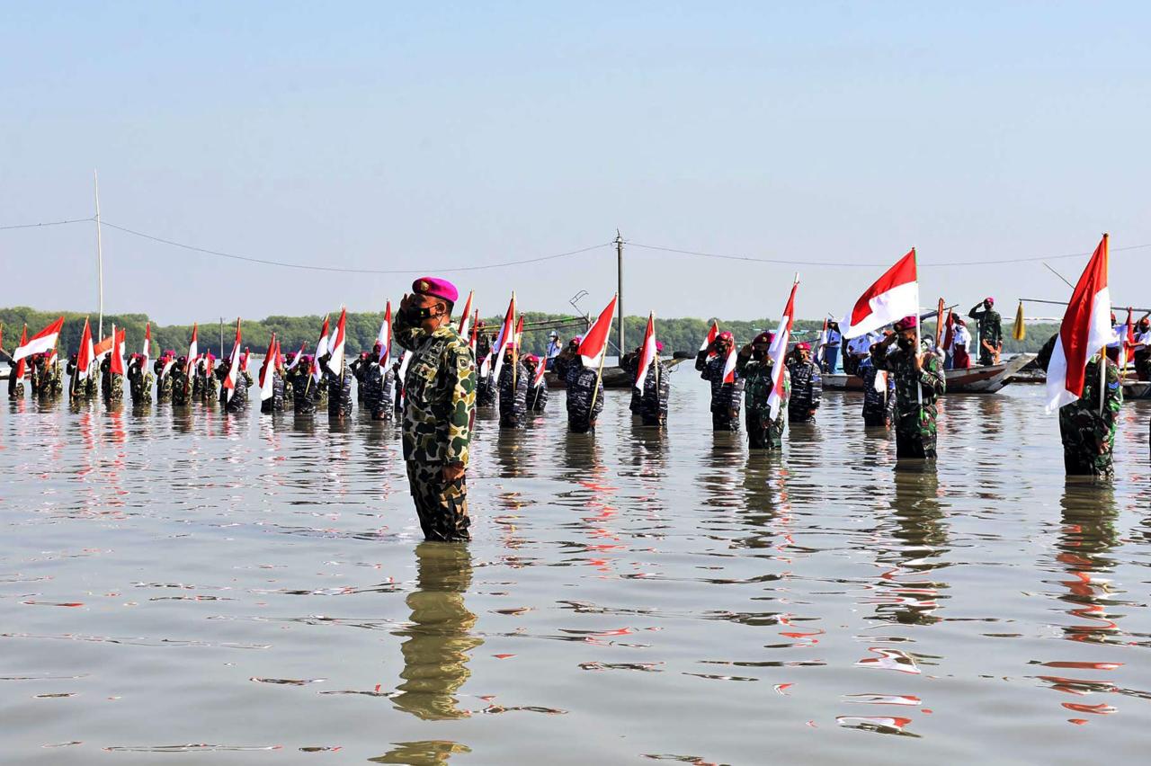 Berendam di Laut, Marinir...