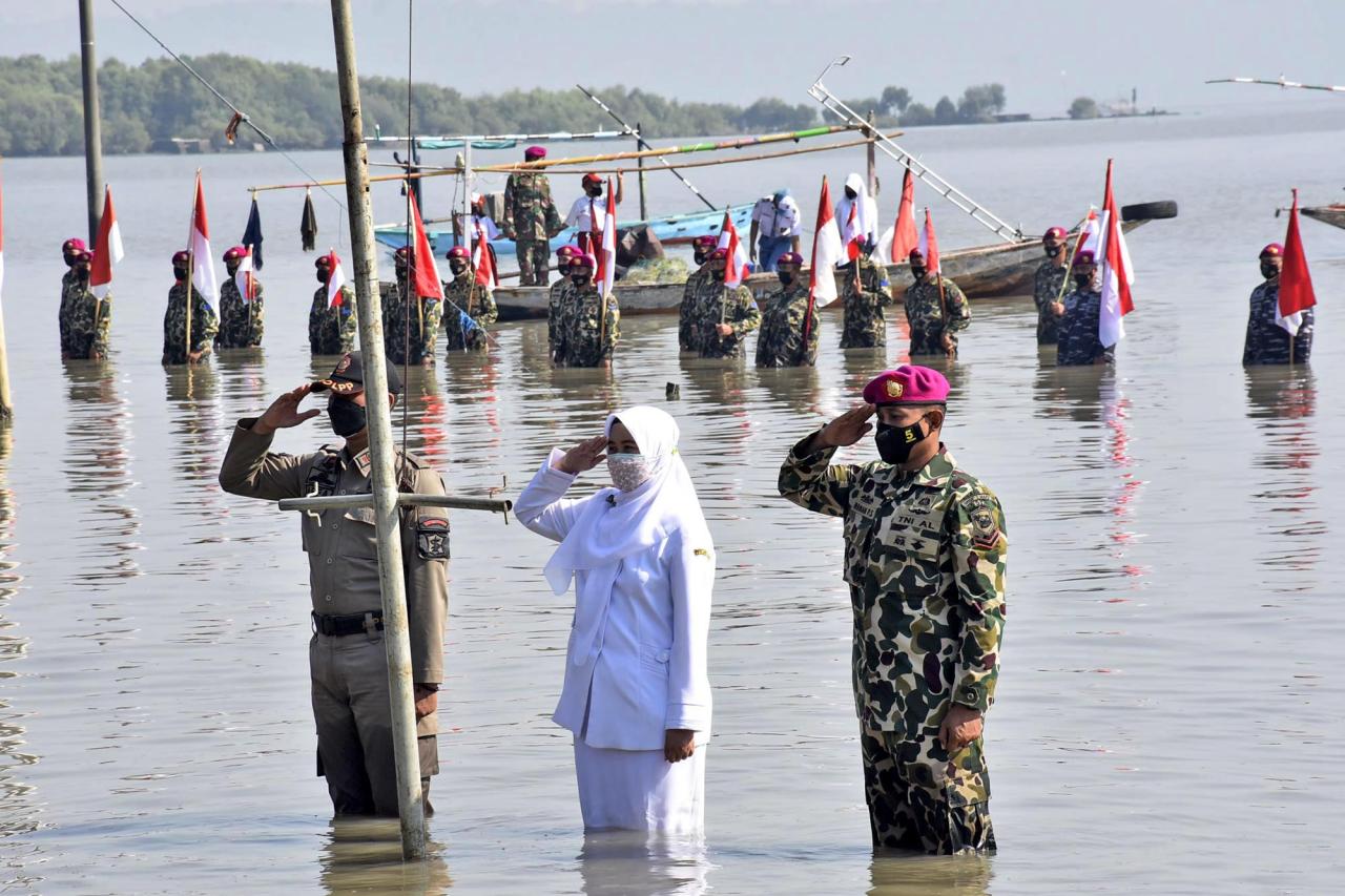 Berendam di Laut, Marinir...
