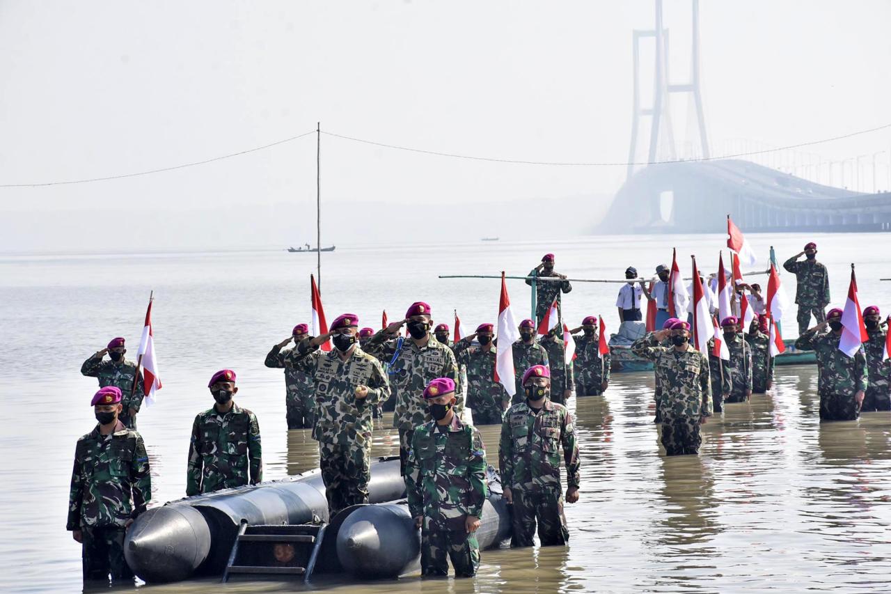 Berendam di Laut, Marinir...
