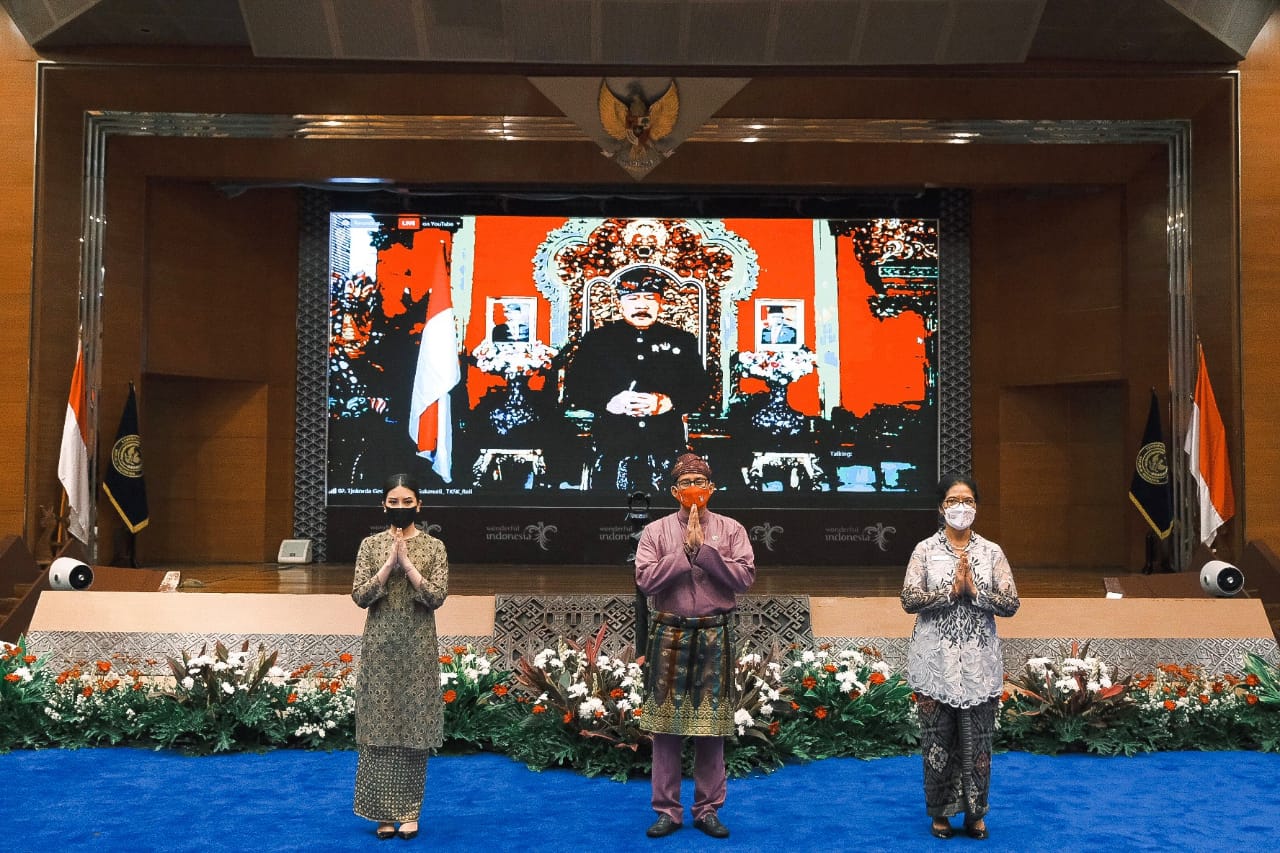 Kenakan Pakaian Adat,...