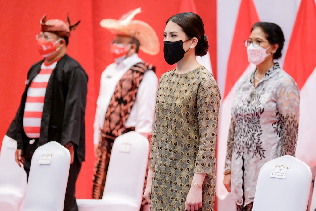 Kenakan Pakaian Adat,...