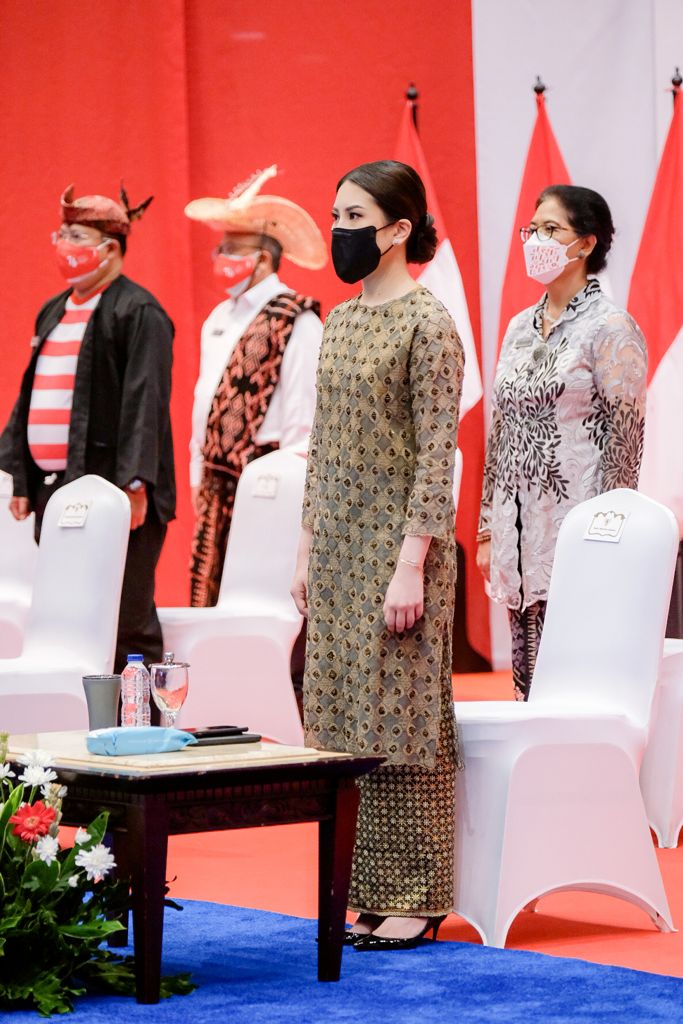 Kenakan Pakaian Adat,...