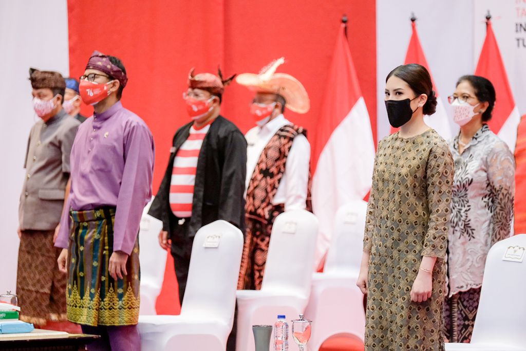 Kenakan Pakaian Adat,...