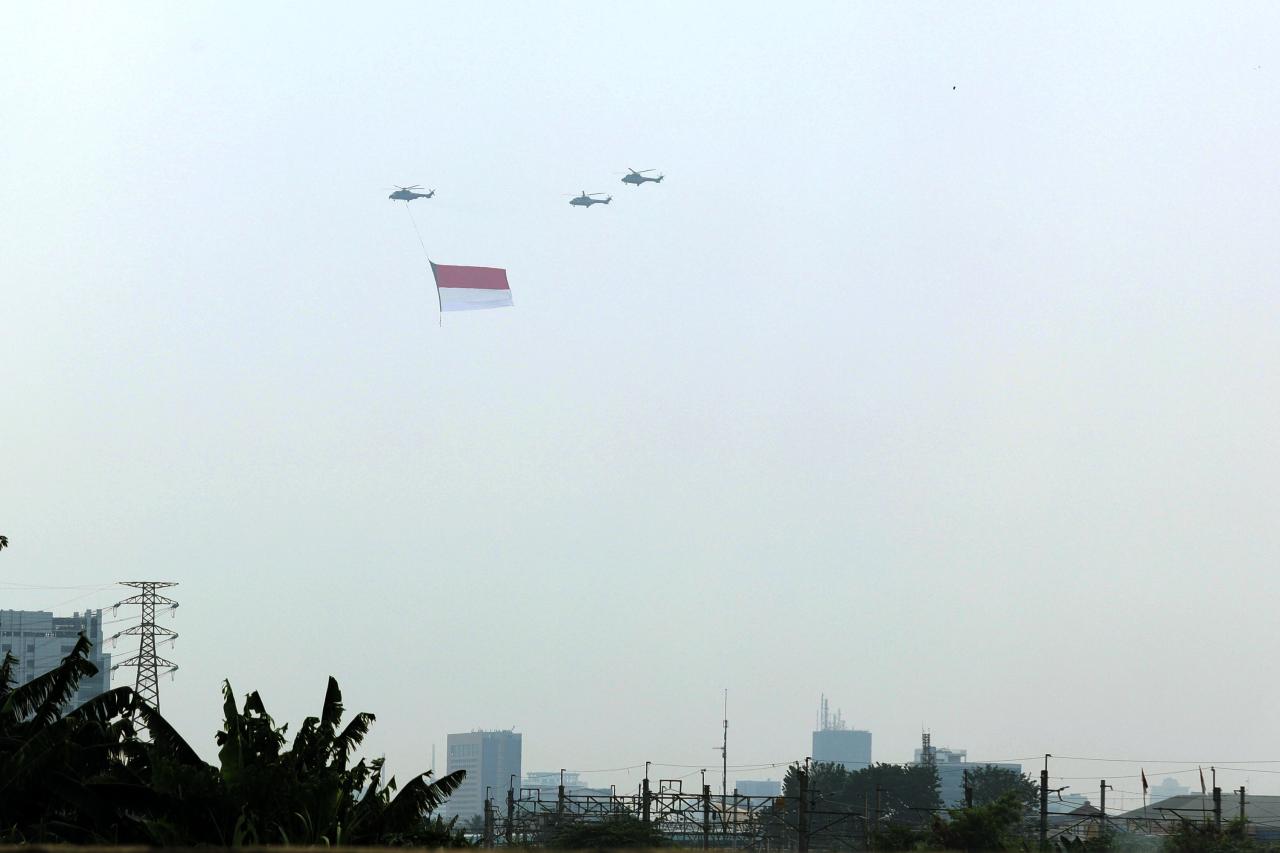 Helikopter TNI AU Kibarkan...