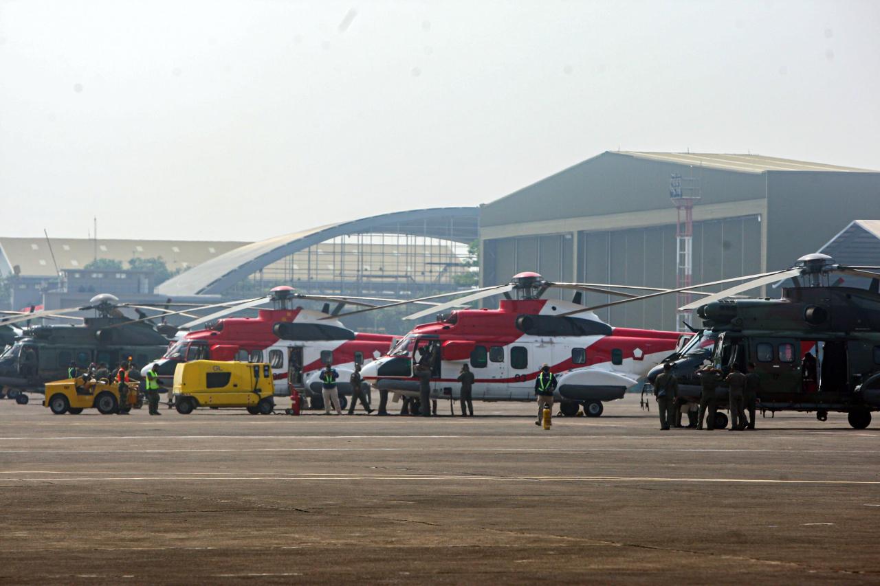 Melihat Persiapan Helikopter...
