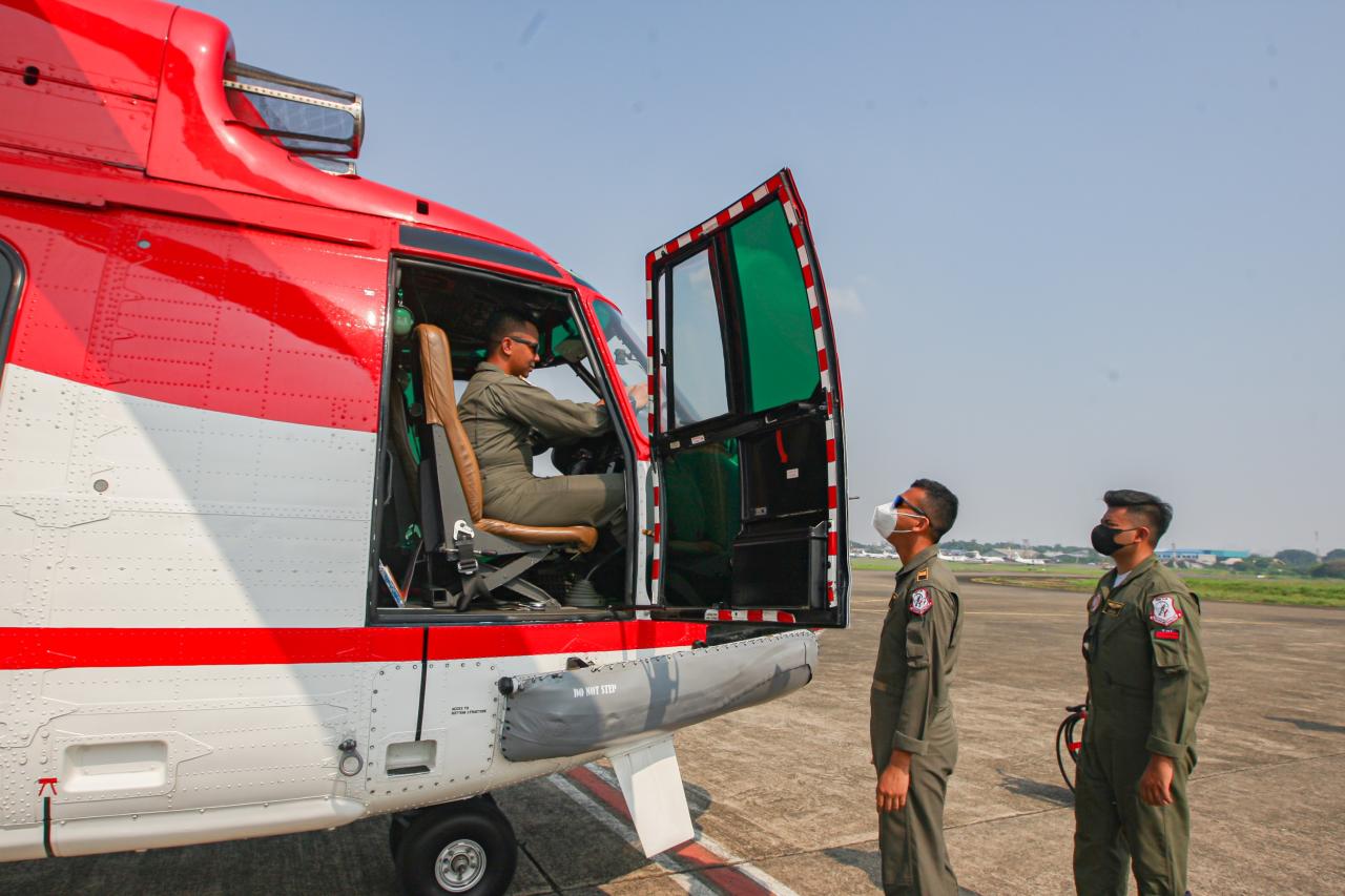 Melihat Persiapan Helikopter...
