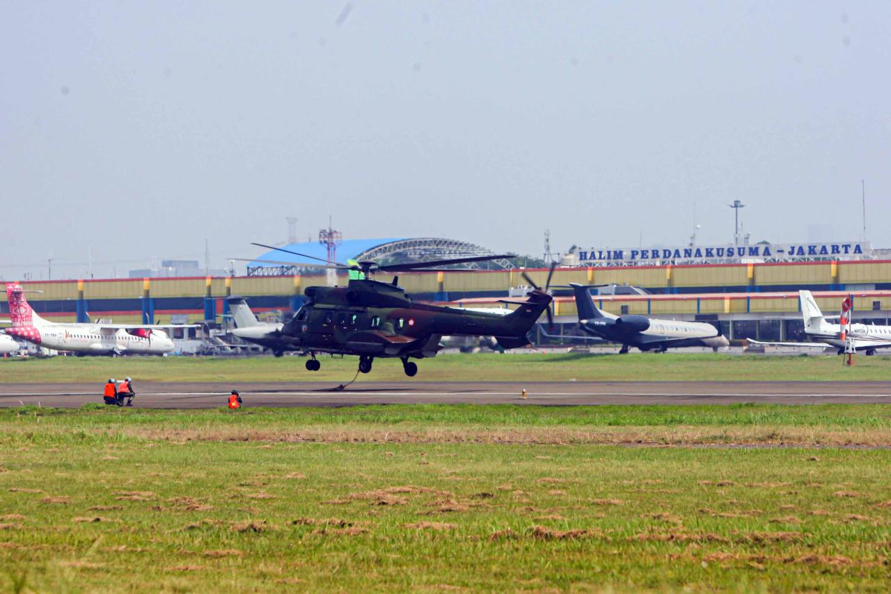 Melihat Persiapan Helikopter...