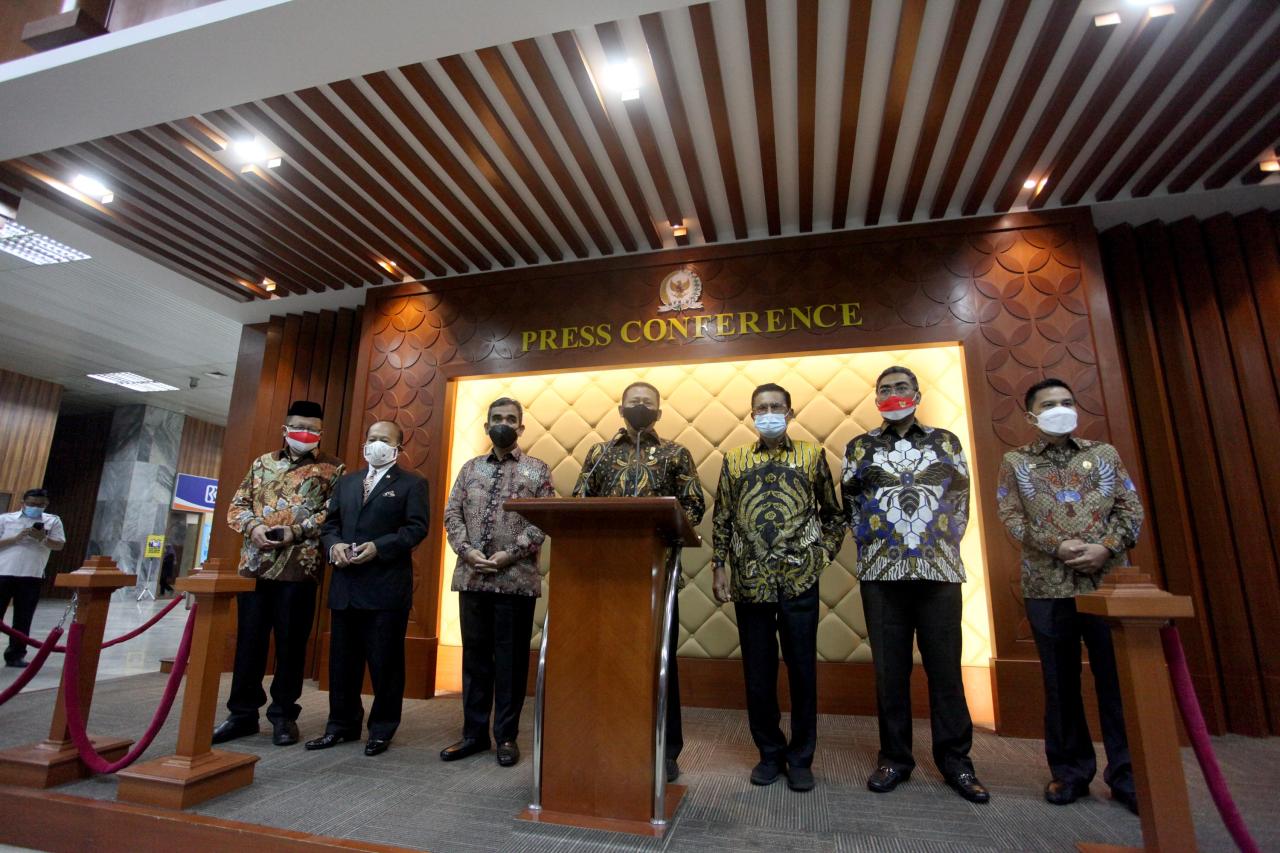 Peringatan Hari Konstitusi...