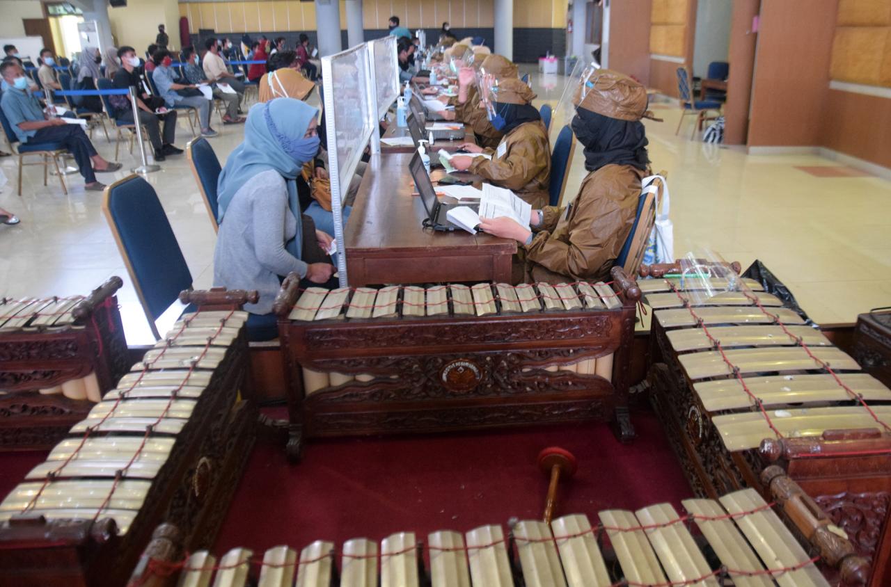 Ribuan Mahasiswa Unnes...