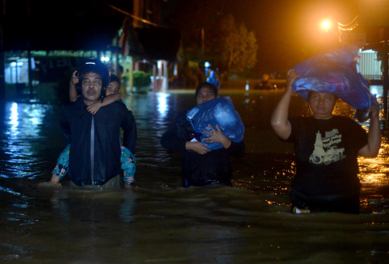 Banjir Rendam Permukiman...