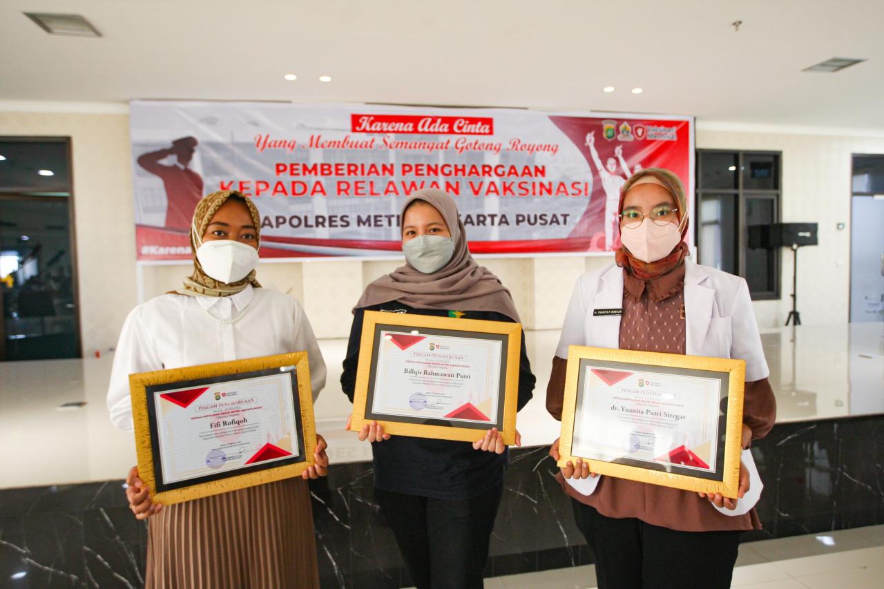 Polres Jakpus Berikan...