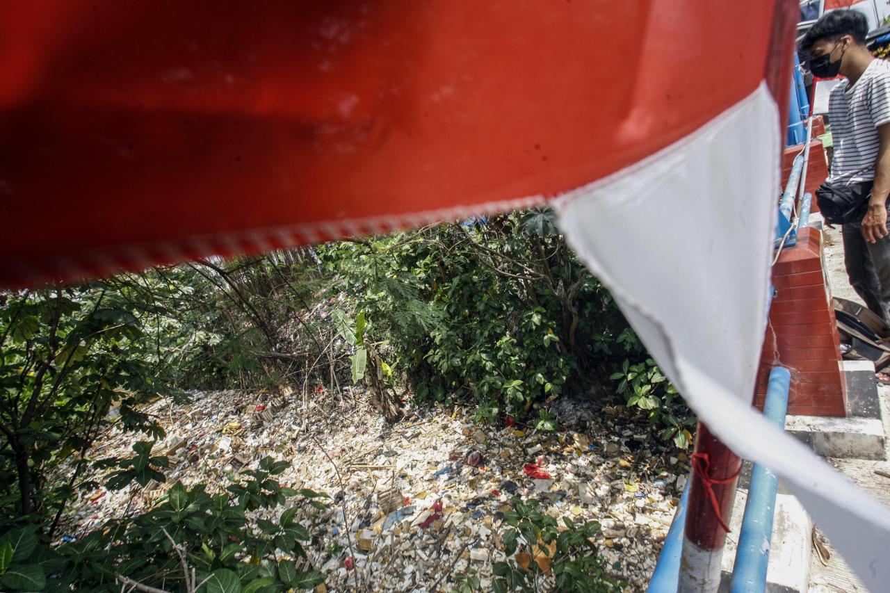 Lautan Sampah di Aliran...