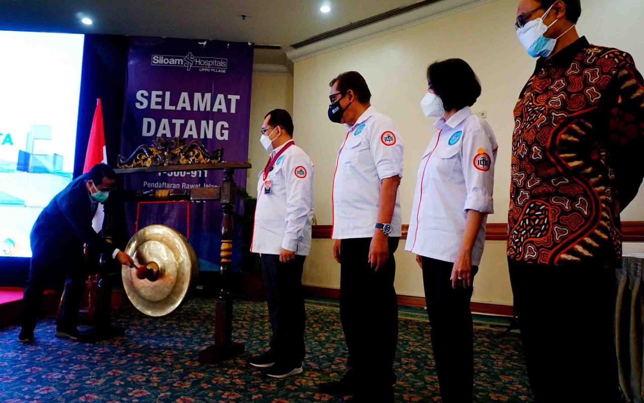 Menko Luhut Hadiri Pelantikan...