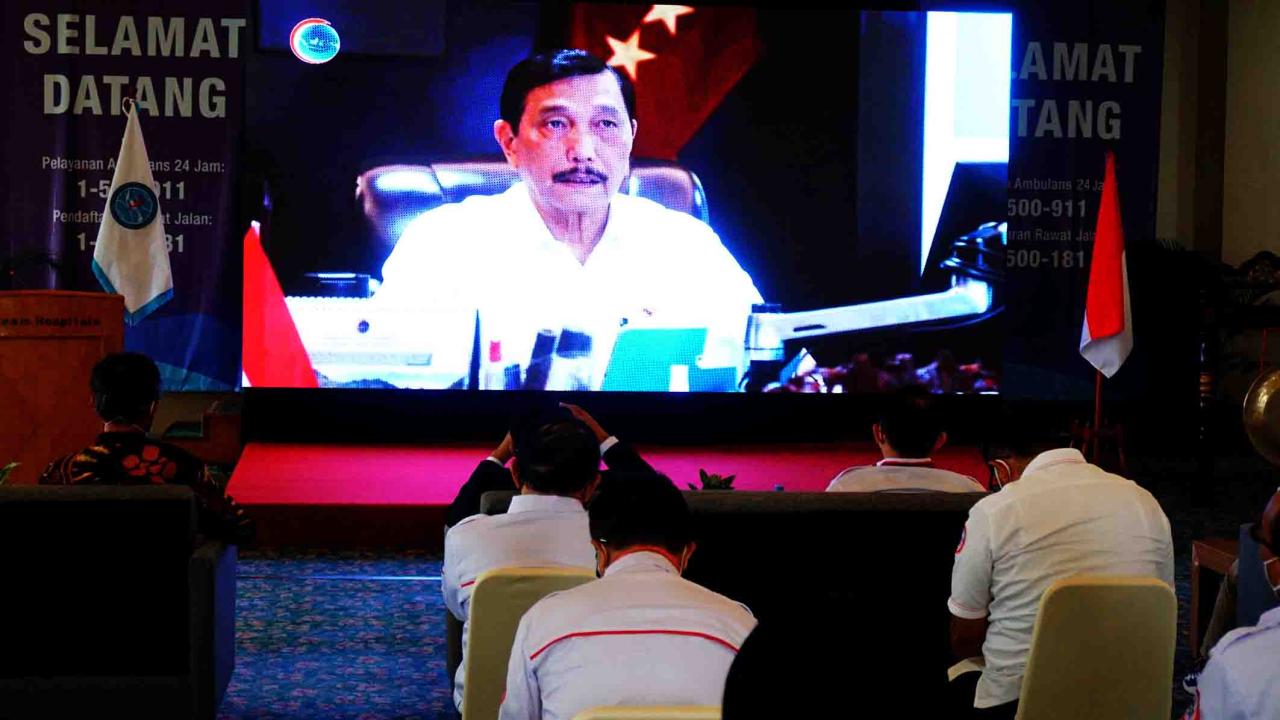 Menko Luhut Hadiri Pelantikan...