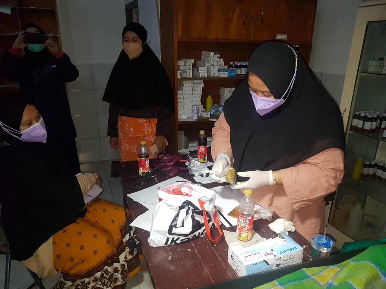 83 Warga Keracunan Usai...