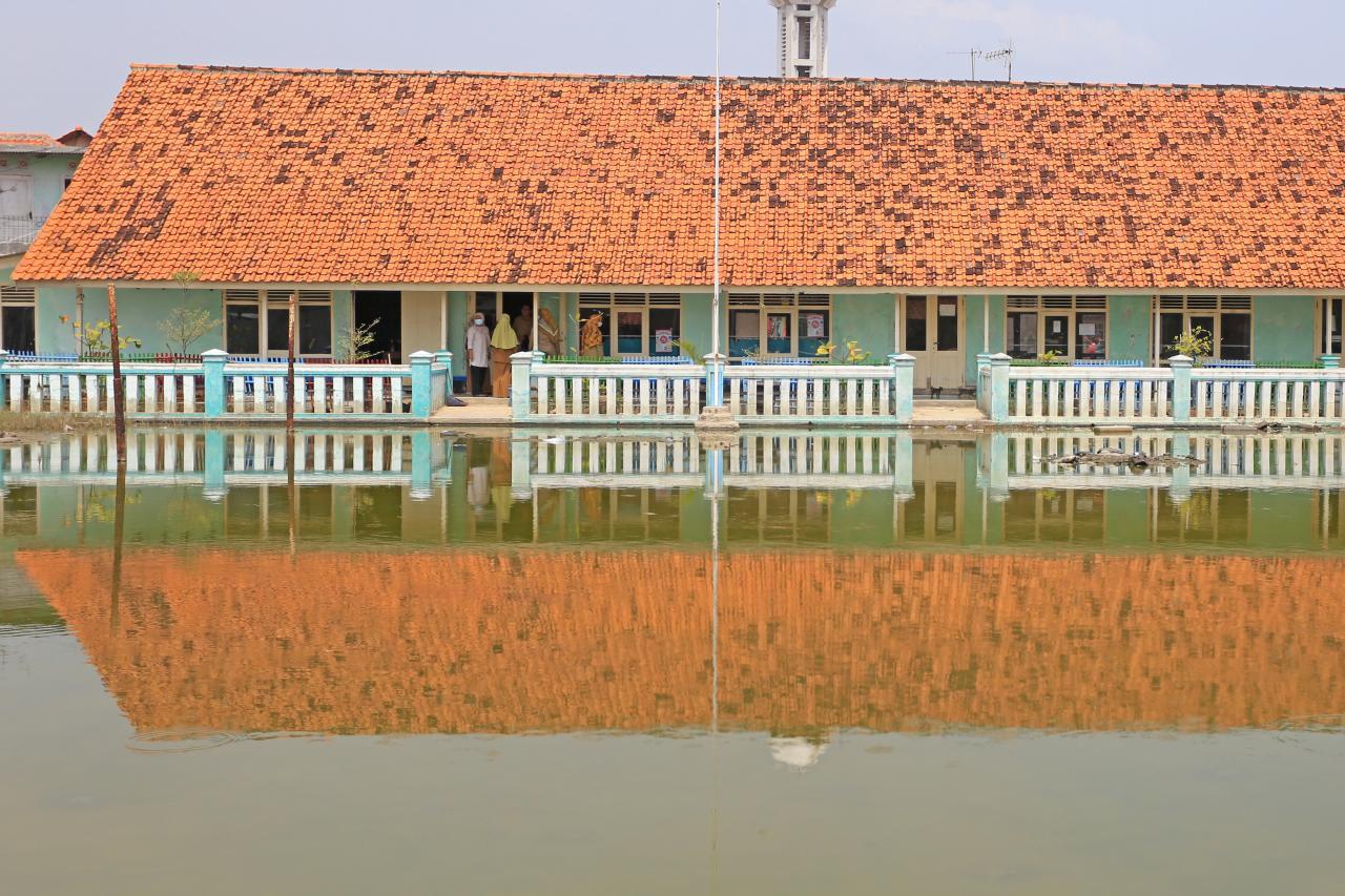 Aktivitas Sekolah Terganggu...