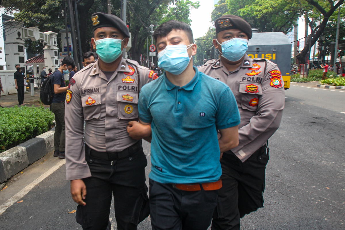 Tuntut Kejelasan, Ratusan...