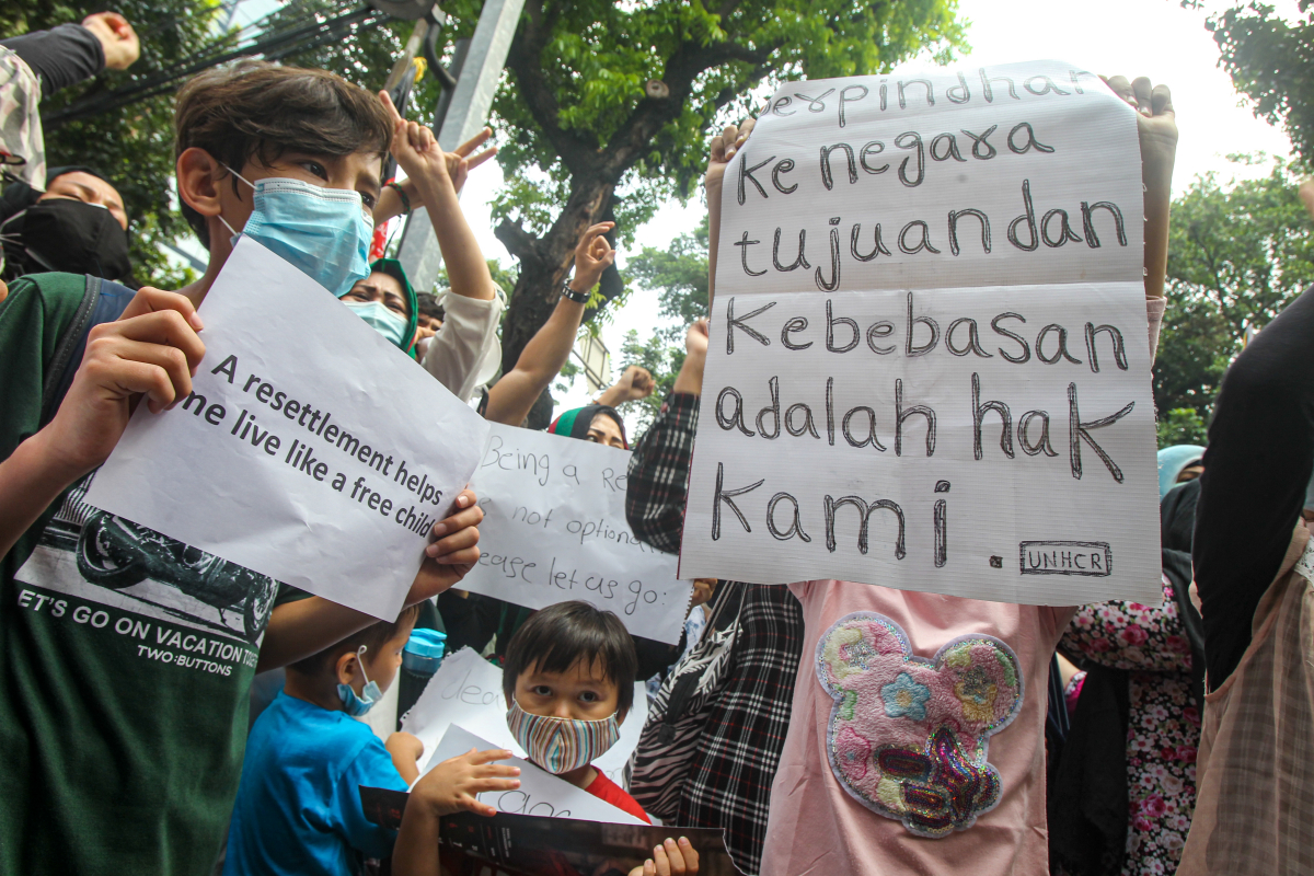 Tuntut Kejelasan, Ratusan...