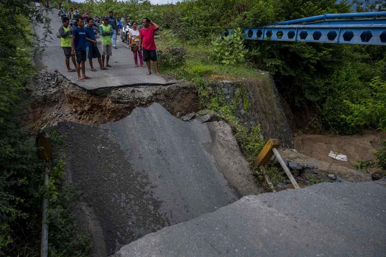 Jembatan Ambruk Digerus...