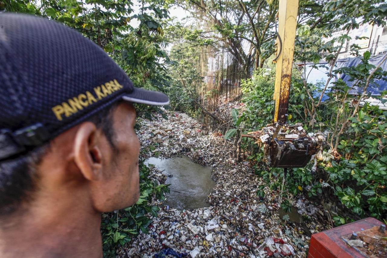 Lautan Sampah di Kali...