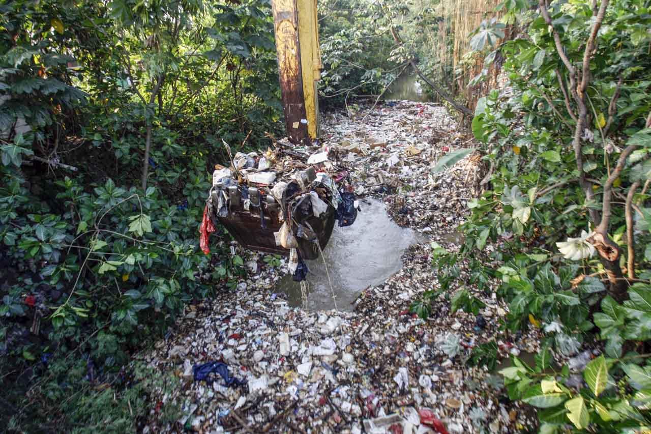 Lautan Sampah di Kali...