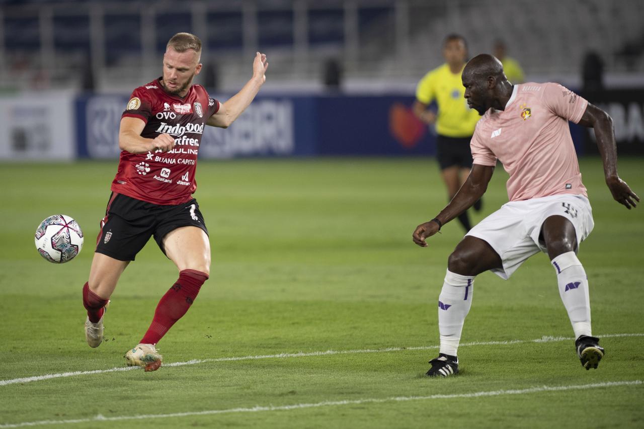 FOTO : Bali United Tundukkan...